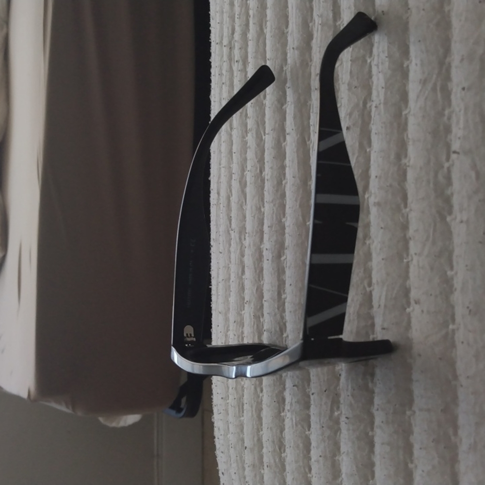 Valentino sun glasses like new